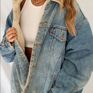 Men’s vintage Levi’s size 44R Sherpa lined denim jacket